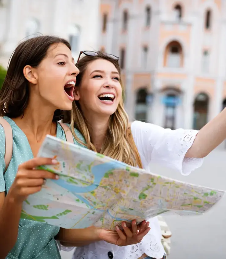 OH mein Gott - wow was für eine Umgebung! Extrem fröhliche und begeisterte Menschen halten einen Stadtplan in der Hand